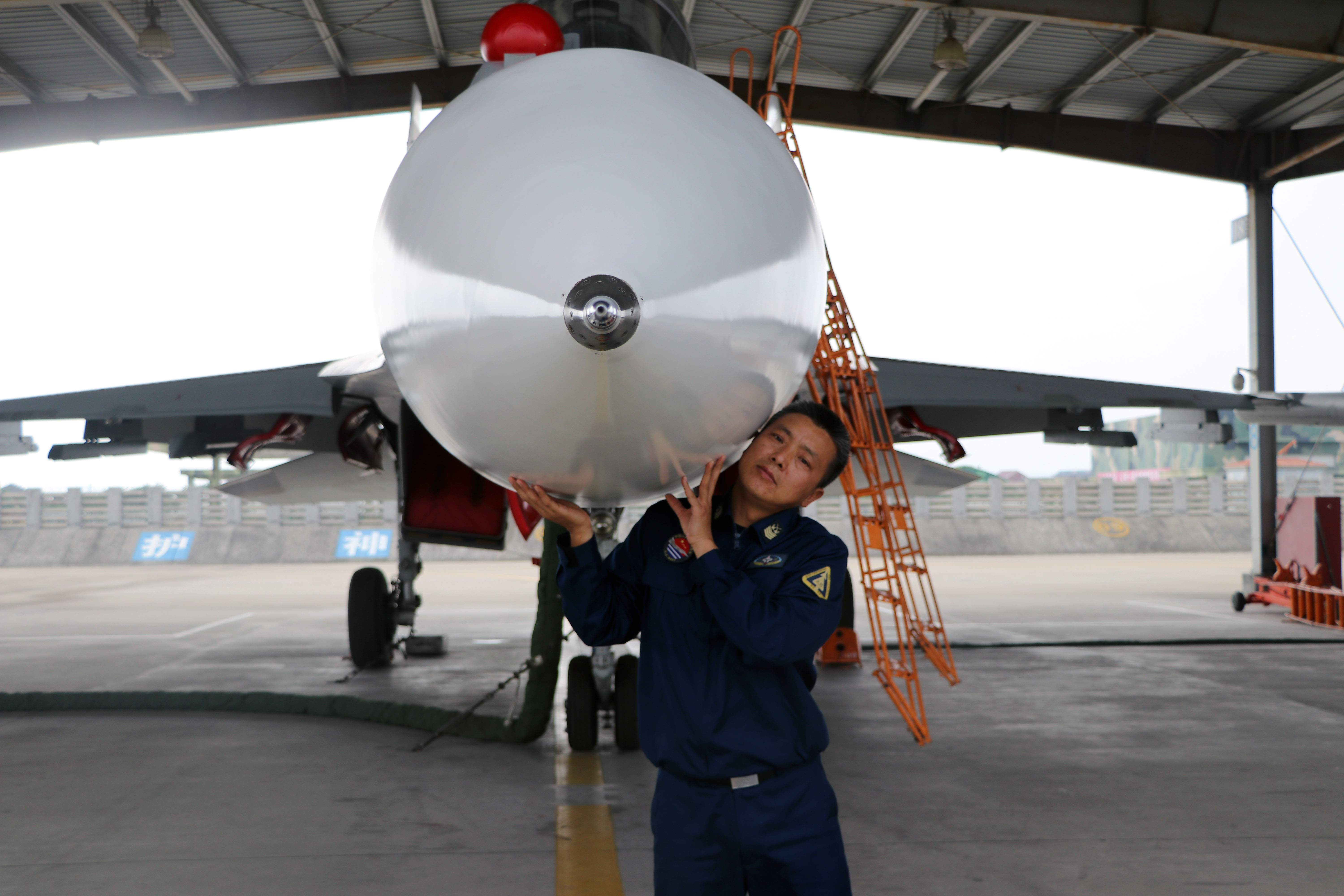 圖為羅海濱深情傾聽(tīng)他最愛(ài)的“大白”心跳（葉孔巧攝）